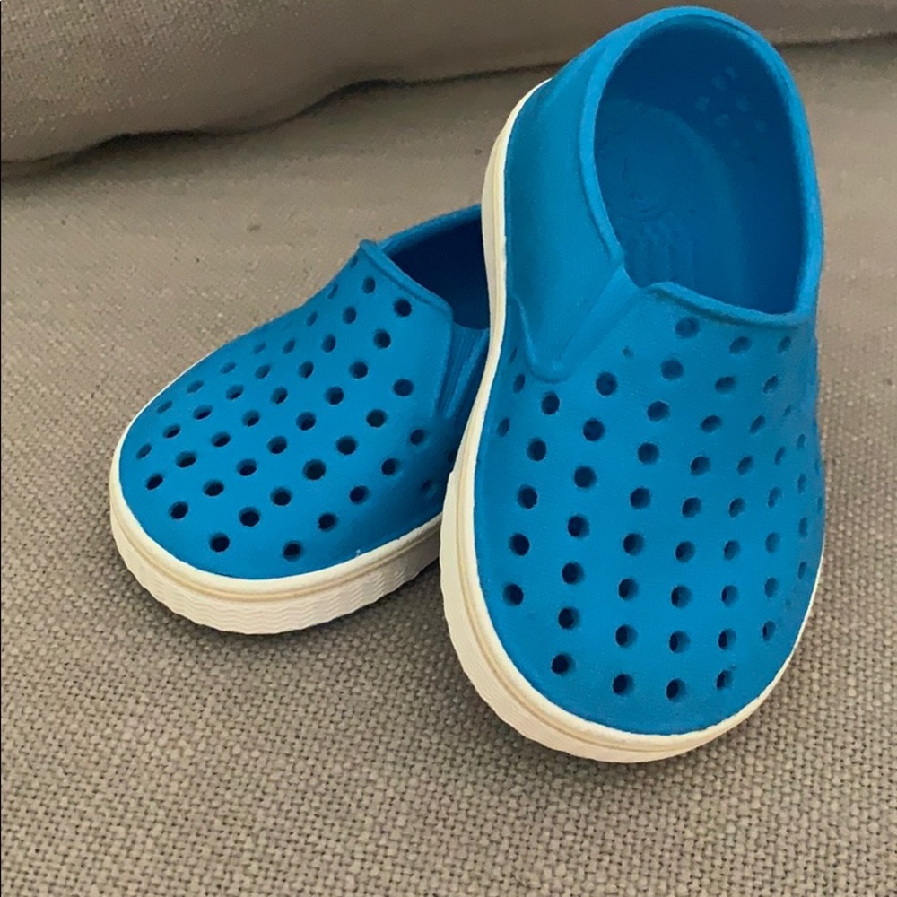 Size 4 toddler blue Native shoes